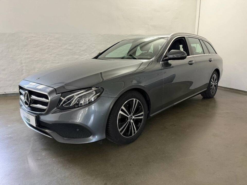 Image 2/32 of Mercedes-Benz E 200 d (2020)