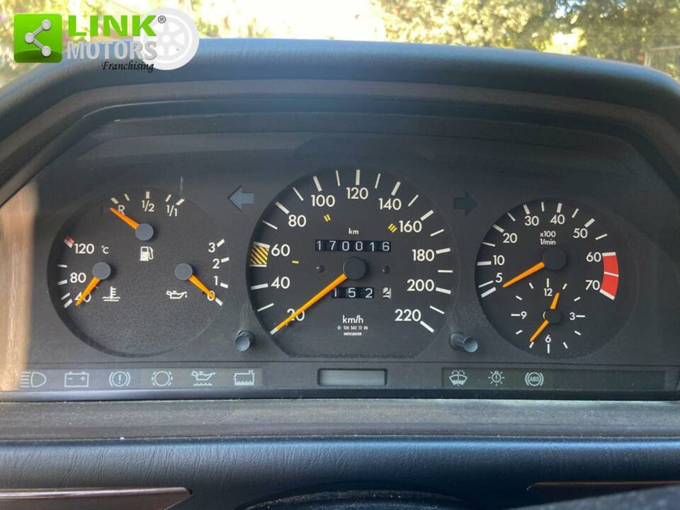 Image 30/48 of Mercedes-Benz E 200 (1991)