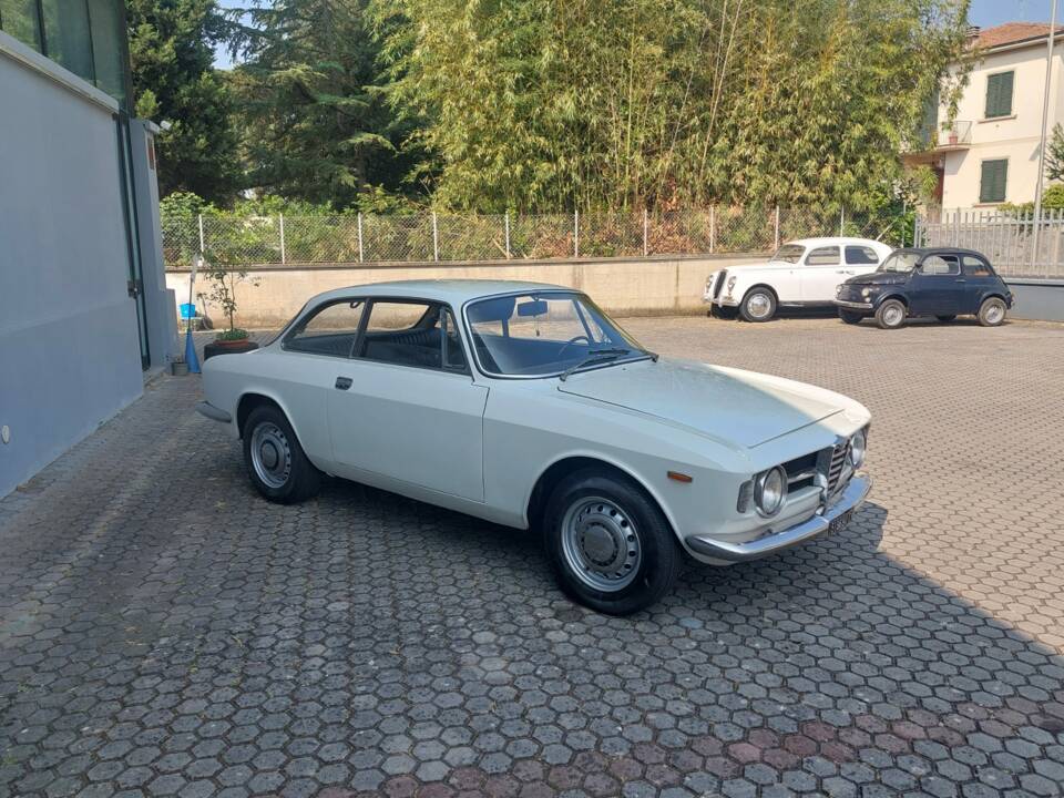 Image 6/21 of Alfa Romeo Giulia GT 1300 Junior (1970)