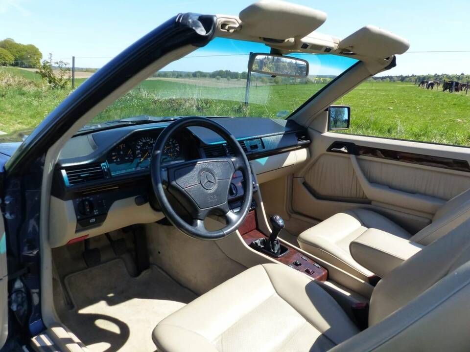 Mercedes-Benz E 220 Cabriolet (C 124) nachtblau 1994