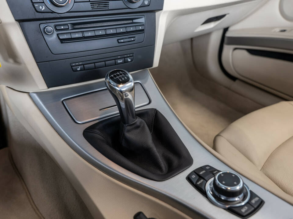 Image 14/31 of BMW 320i (2008)