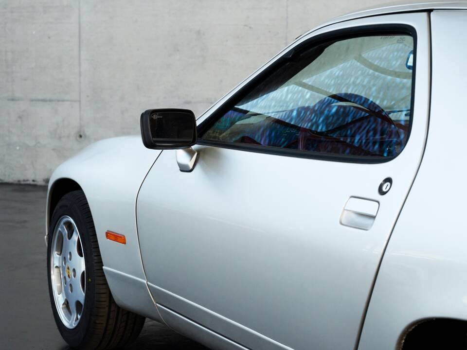 Image 22/50 of Porsche 928 GT (1989)