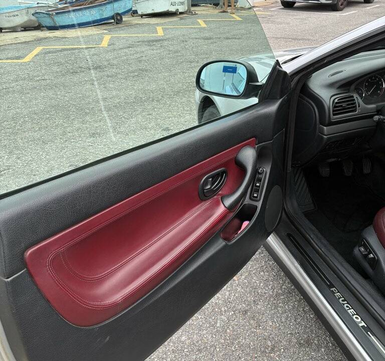 Imagen 8/8 de Peugeot 406 Coupé 3.0 V6 (1998)