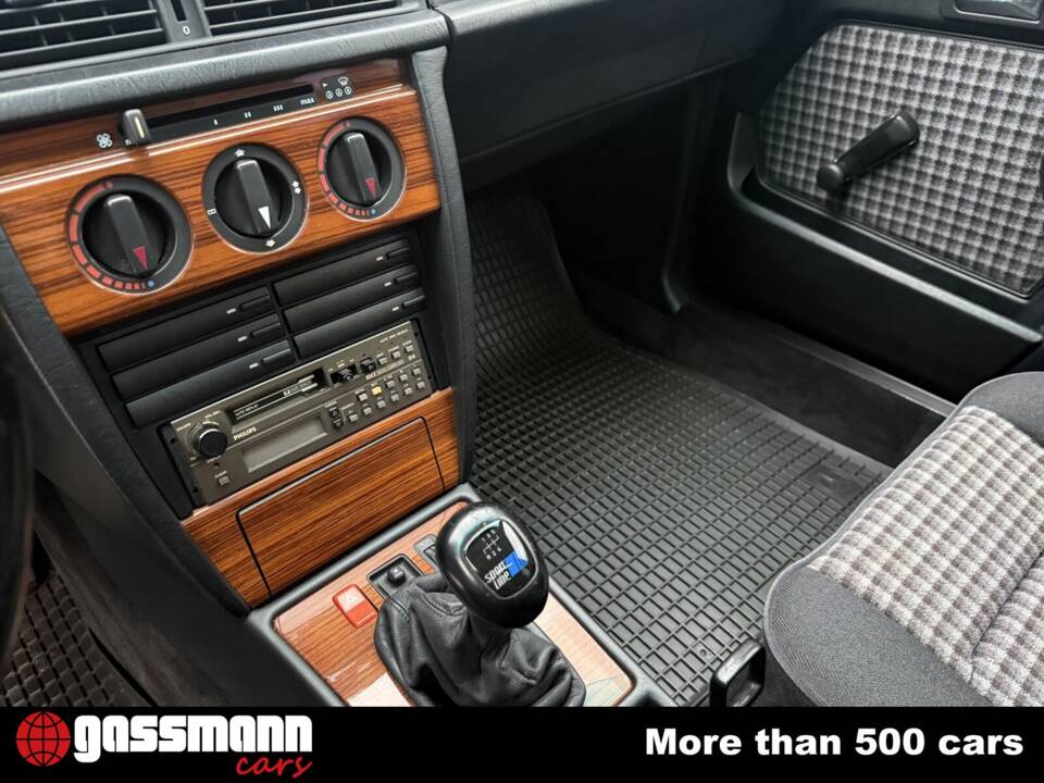 Image 13/15 of Mercedes-Benz 190 E 2.0 (1992)