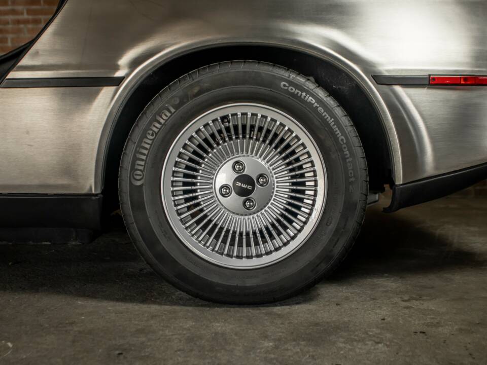 Image 18/66 of DeLorean DMC-12 (1981)