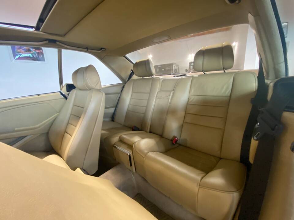 Image 21/63 of Mercedes-Benz 500 SEC (1984)