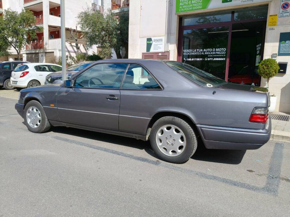 Immagine 30/35 di Mercedes-Benz E 200 (1995)