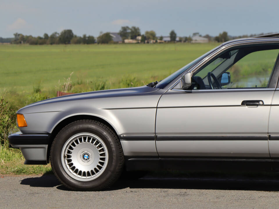 Image 7/41 de BMW 735i (1987)