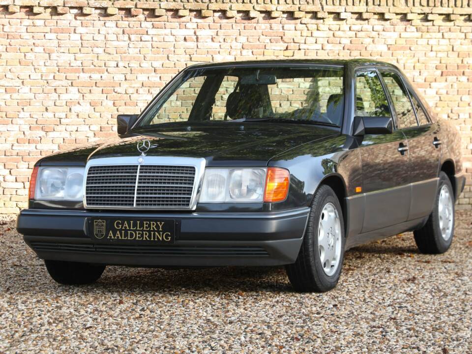 Image 1/50 of Mercedes-Benz 200 E (1992)