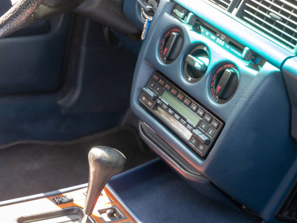 Bild 68/69 von Mercedes-Benz 190 E (1988)