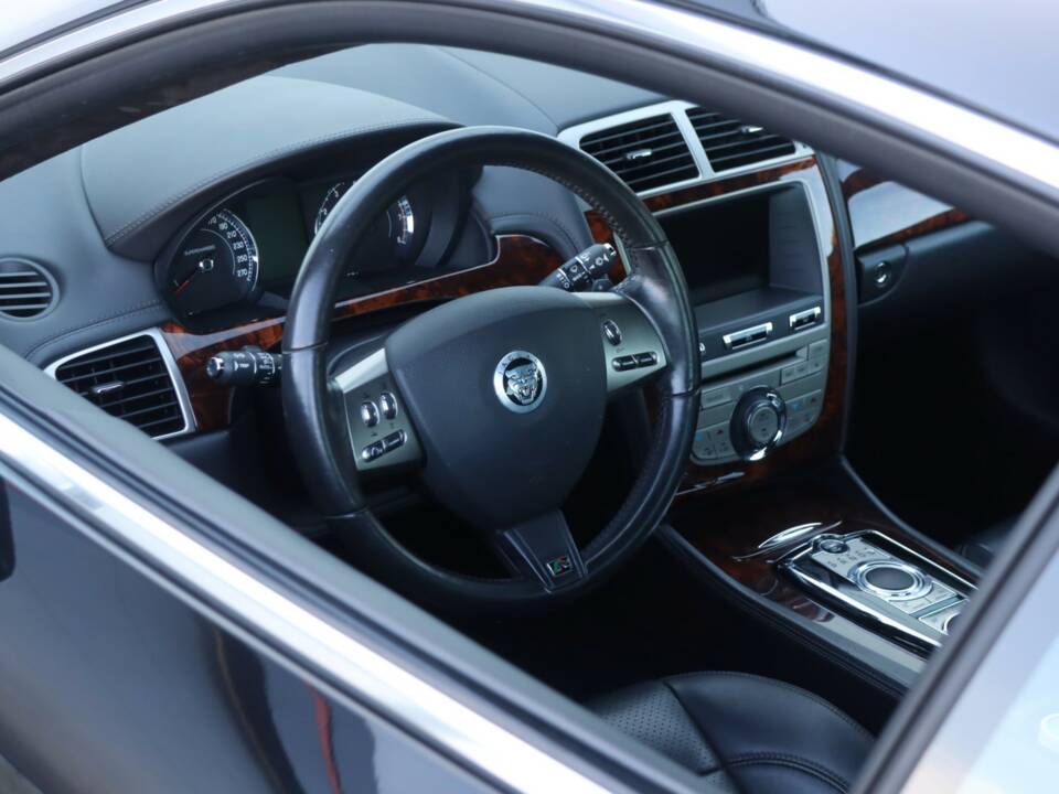 Image 3/50 of Jaguar XKR (2010)
