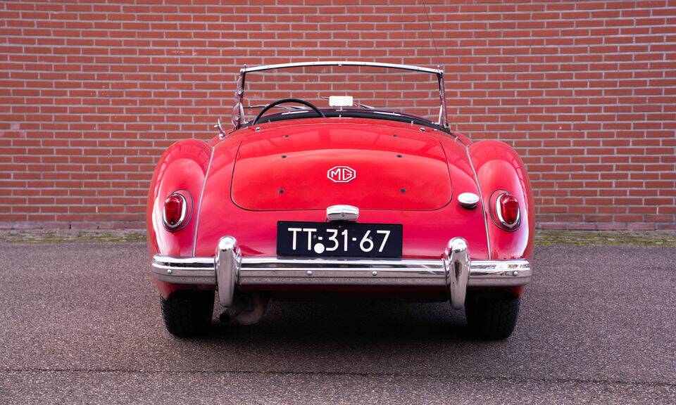 Image 5/8 of MG MGA 1500 (1956)
