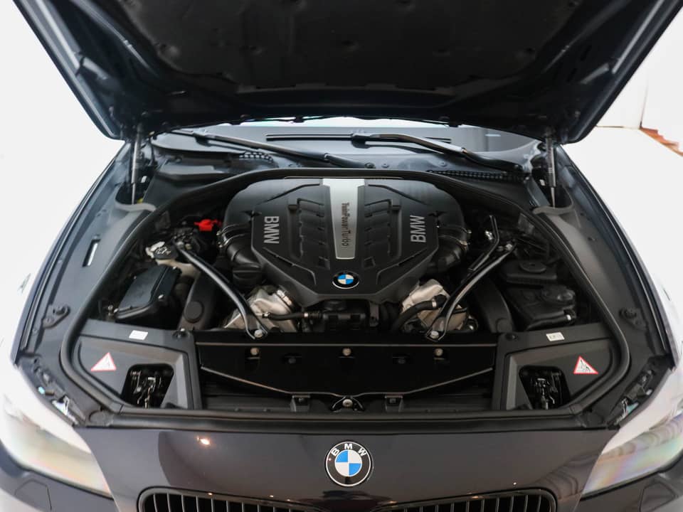 Image 22/24 of BMW 550i (2012)