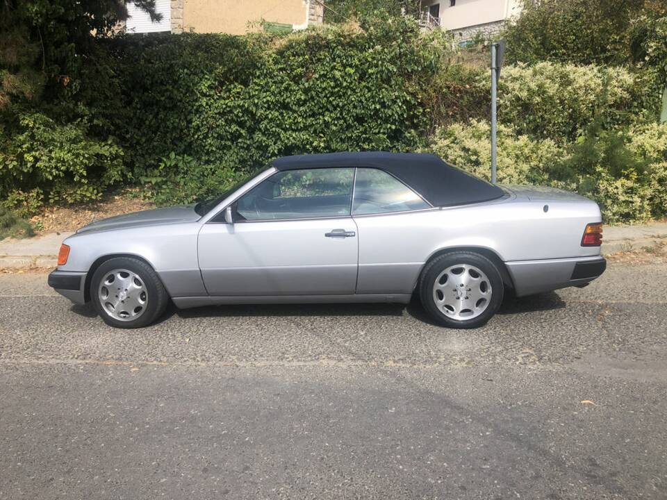Image 4/8 of Mercedes-Benz 300 CE (1992)