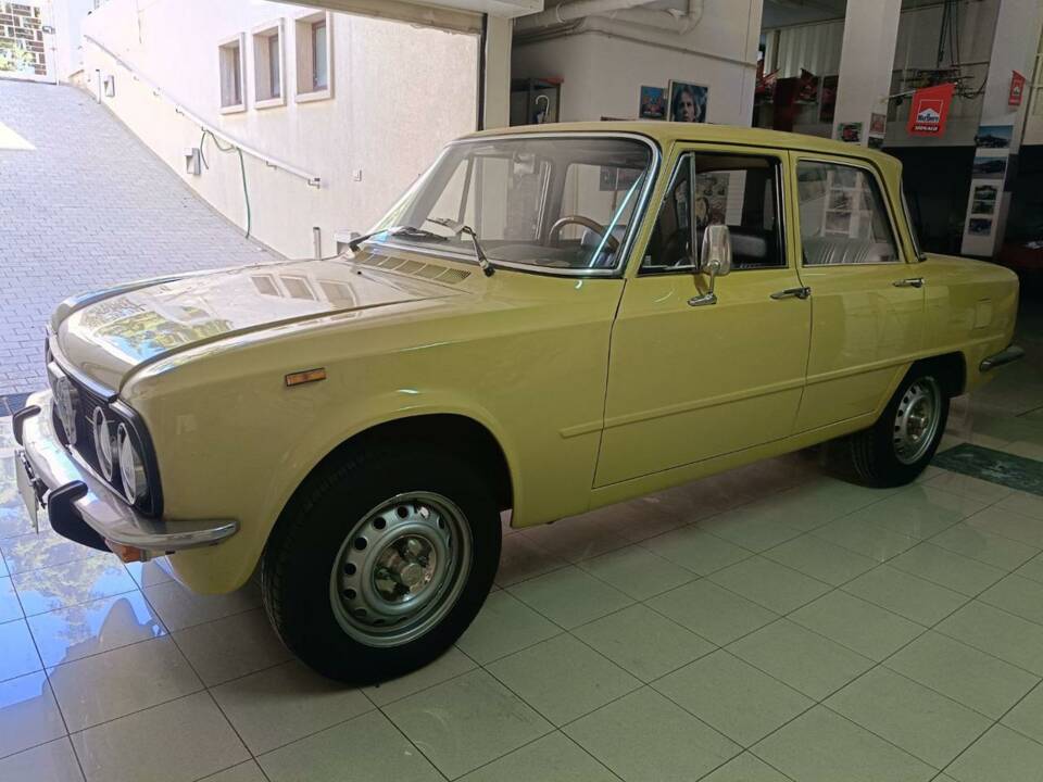 Image 4/5 of Alfa Romeo Giulia Nuova Super 1300 (1975)