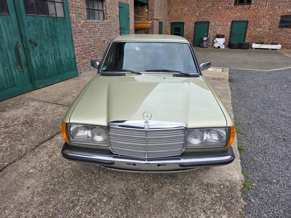 Image 30/73 of Mercedes-Benz 230 E (1985)