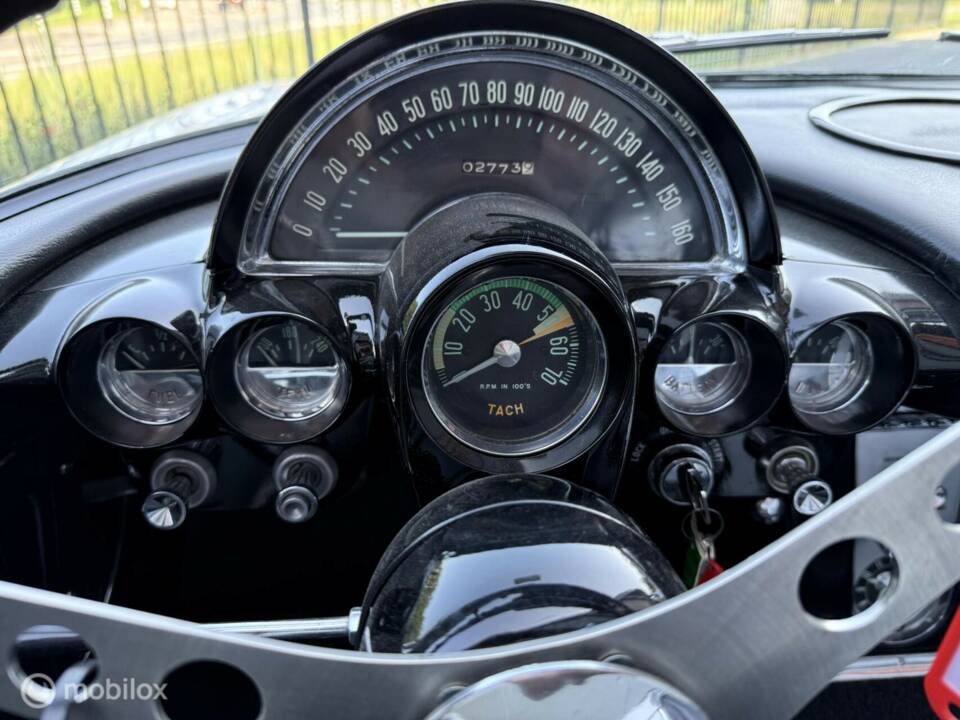 Image 17/24 of Chevrolet Corvette (1962)