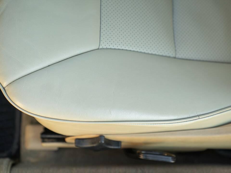 Afbeelding 24/50 van Mercedes-Benz 200 CE (1992)