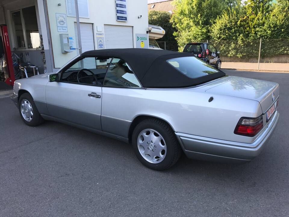 Image 3/15 of Mercedes-Benz E 220 (1996)