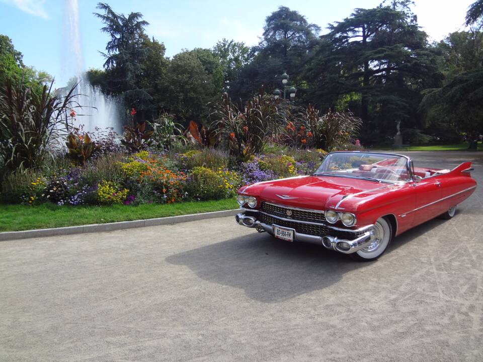 Image 2/4 of Cadillac DeVille Convertible (1959)