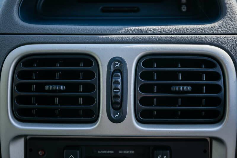 Image 21/34 of Renault Clio II V6 (2002)