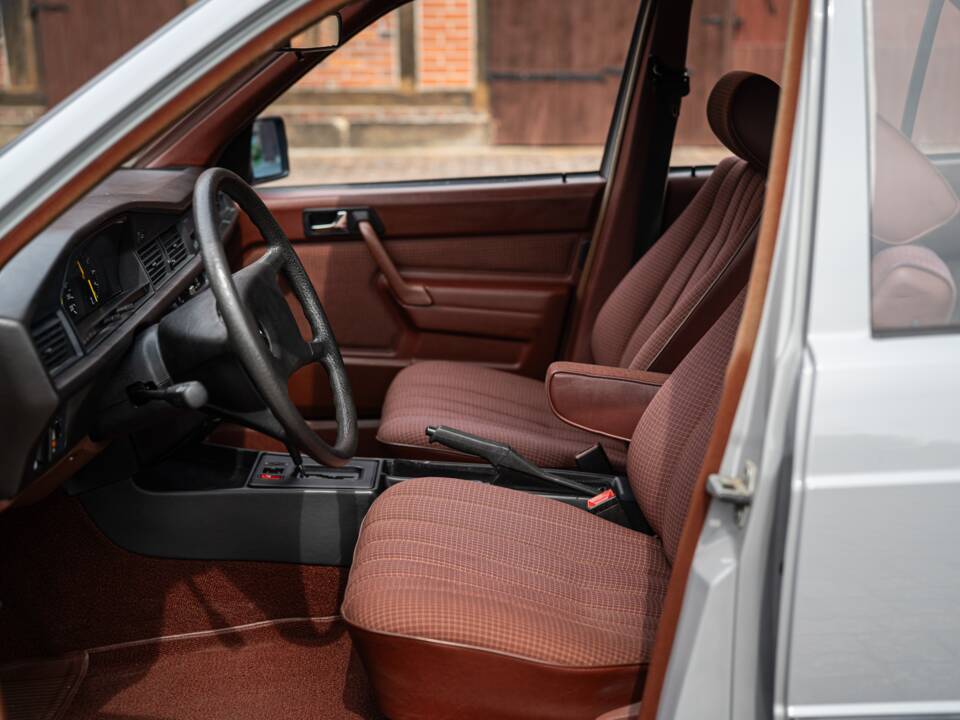 Bild 22/62 von Mercedes-Benz 190 E (1983)