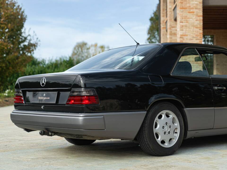 Bild 10/48 von Mercedes-Benz 200 CE (1990)