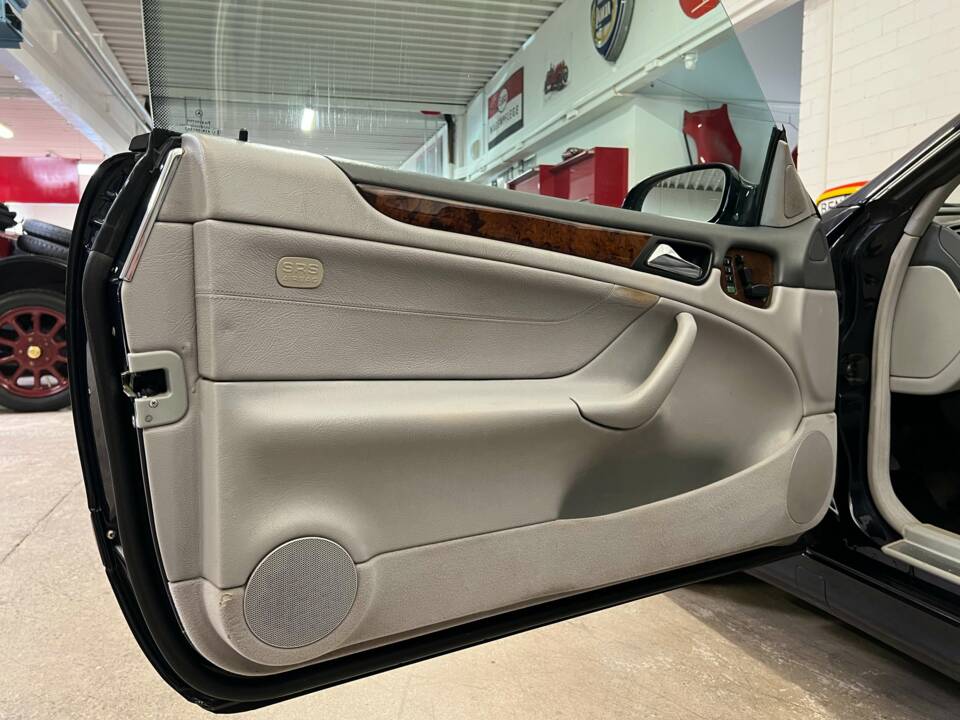 Image 6/17 of Mercedes-Benz CLK 320 (2001)