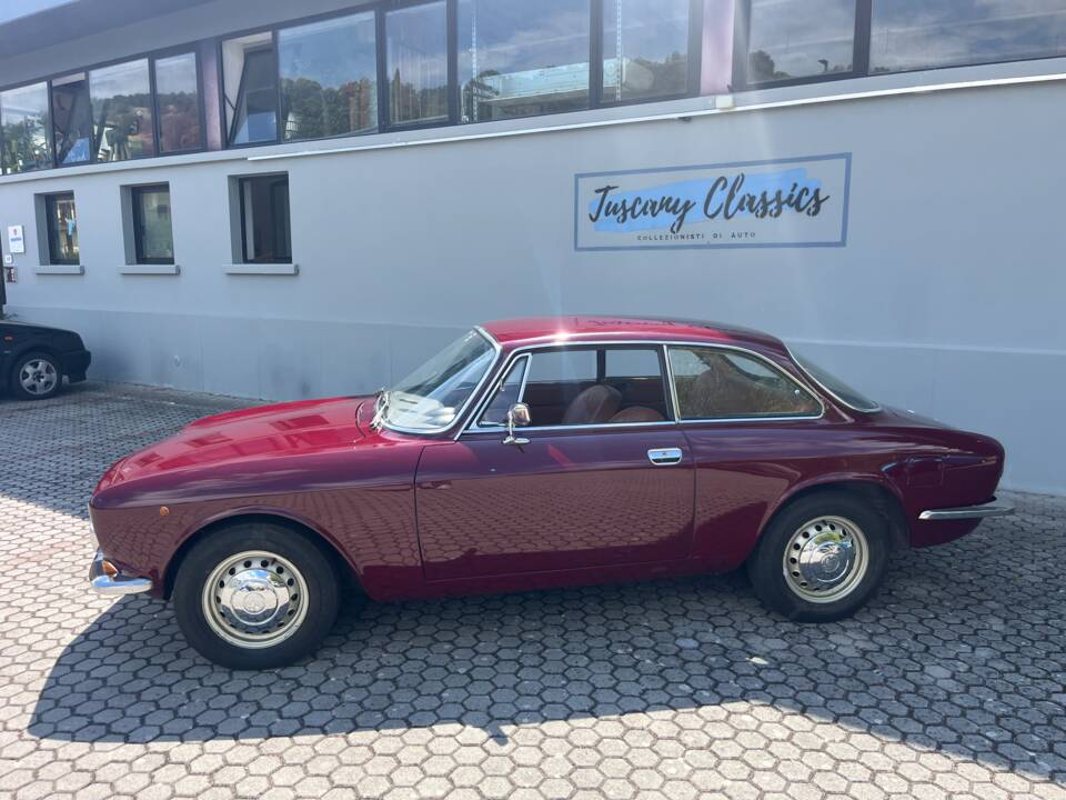 Image 2/17 de Alfa Romeo Giulia GT 1300 Junior (1972)