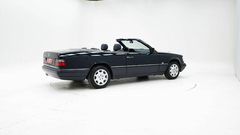 Image 2/15 of Mercedes-Benz E 200 (1995)