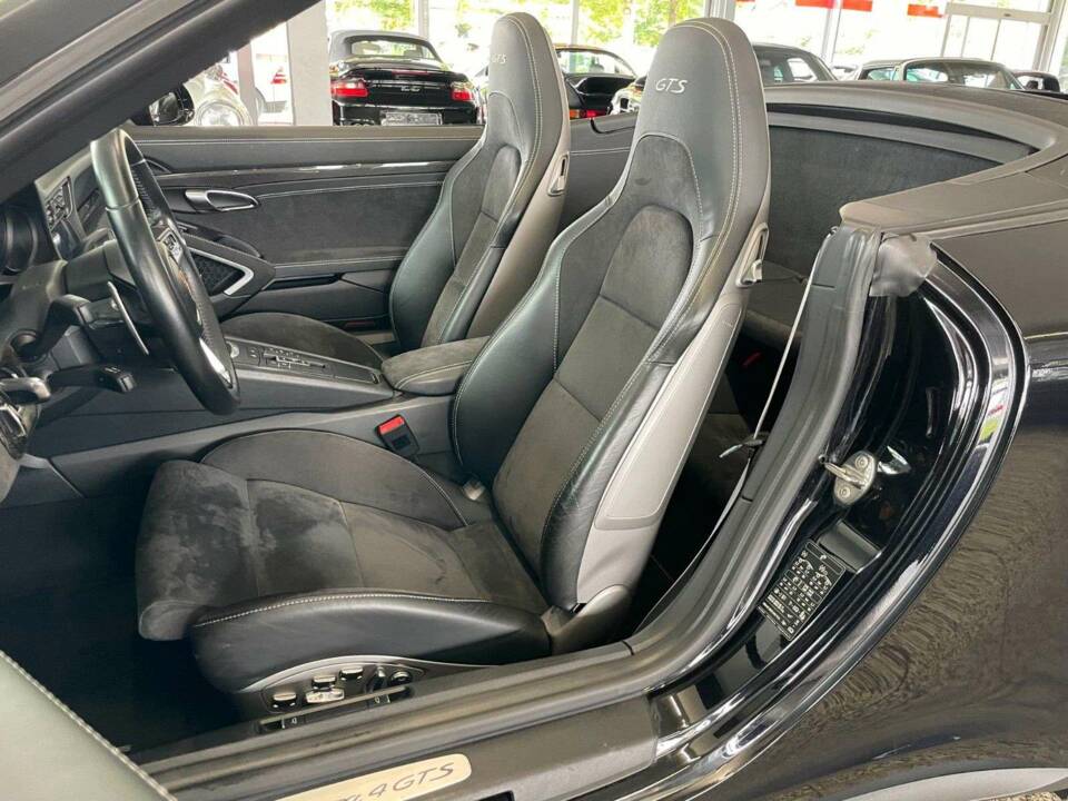 Image 12/19 of Porsche 911 Carrera 4 GTS (2017)