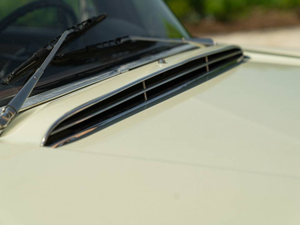 Image 21/50 of Mercedes-Benz 200 (1966)