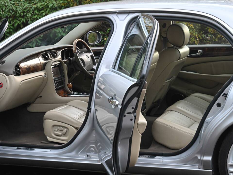 Image 48/50 of Jaguar XJ 8 4.2 (2006)