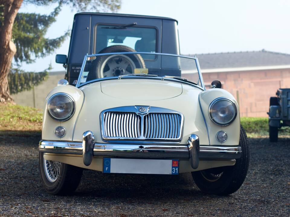 Image 2/56 of MG MGA 1500 (1957)