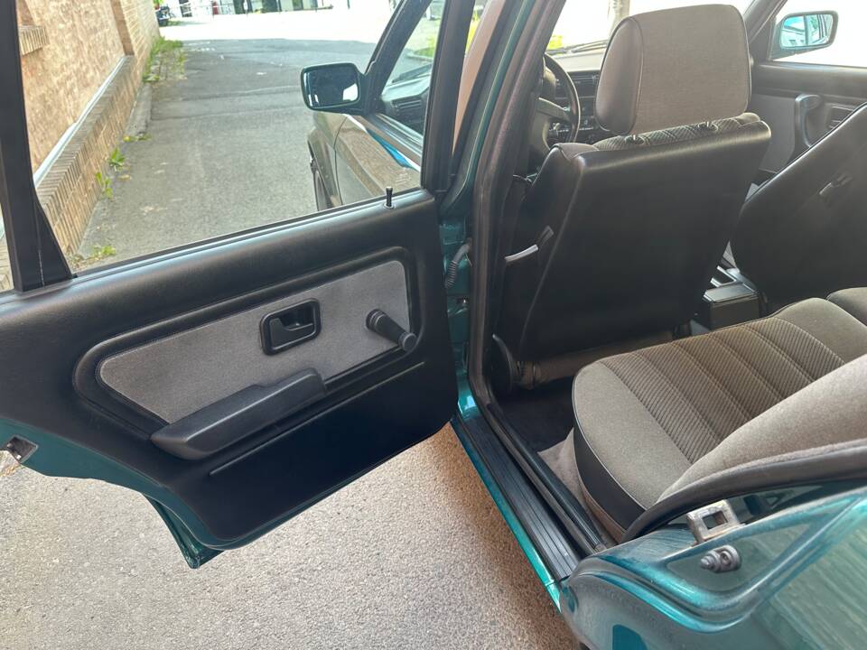 Image 14/23 of BMW 325i Touring (1993)