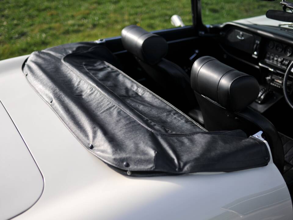 Image 7/39 of Jaguar E-Type V12 (1972)