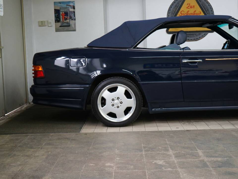Image 30/33 of Mercedes-Benz 300 CE-24 (1993)