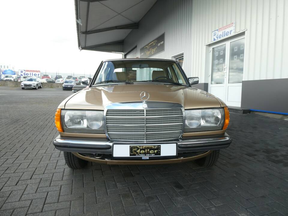 Image 2/19 of Mercedes-Benz 200 (1983)