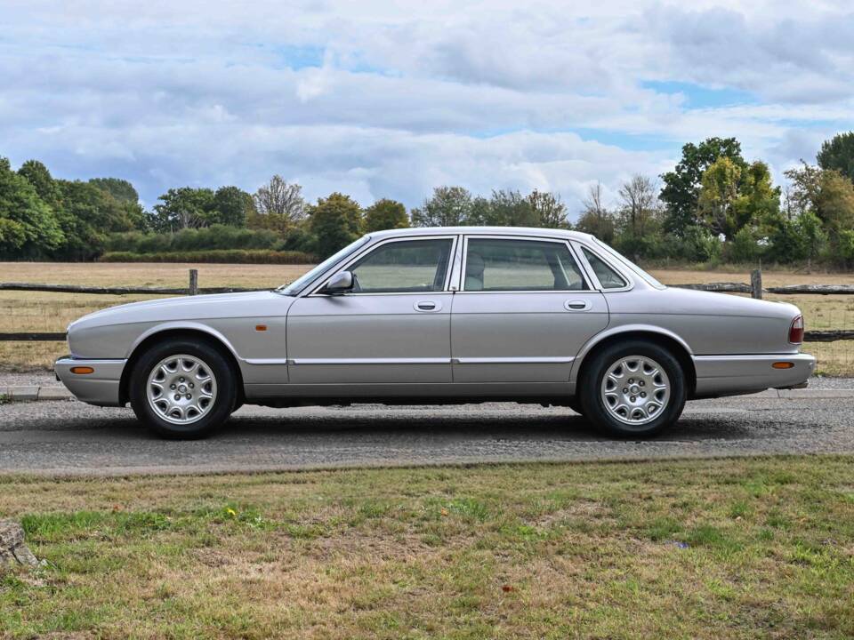 Immagine 2/50 di Jaguar XJ 8 Executive (2002)