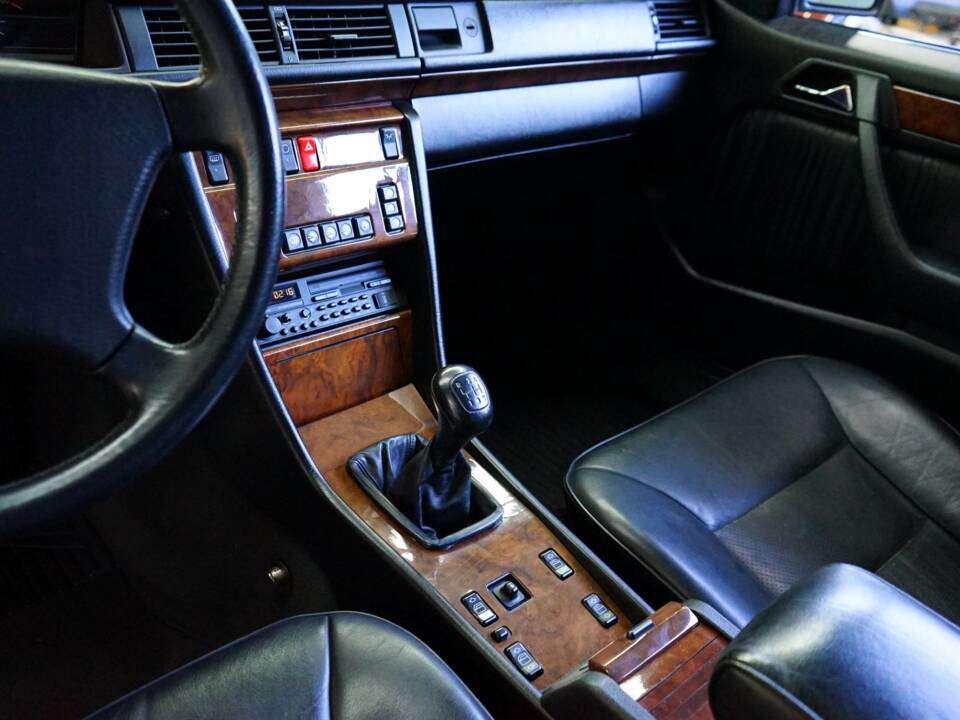 Afbeelding 23/35 van Mercedes-Benz 300 CE-24 (1992)