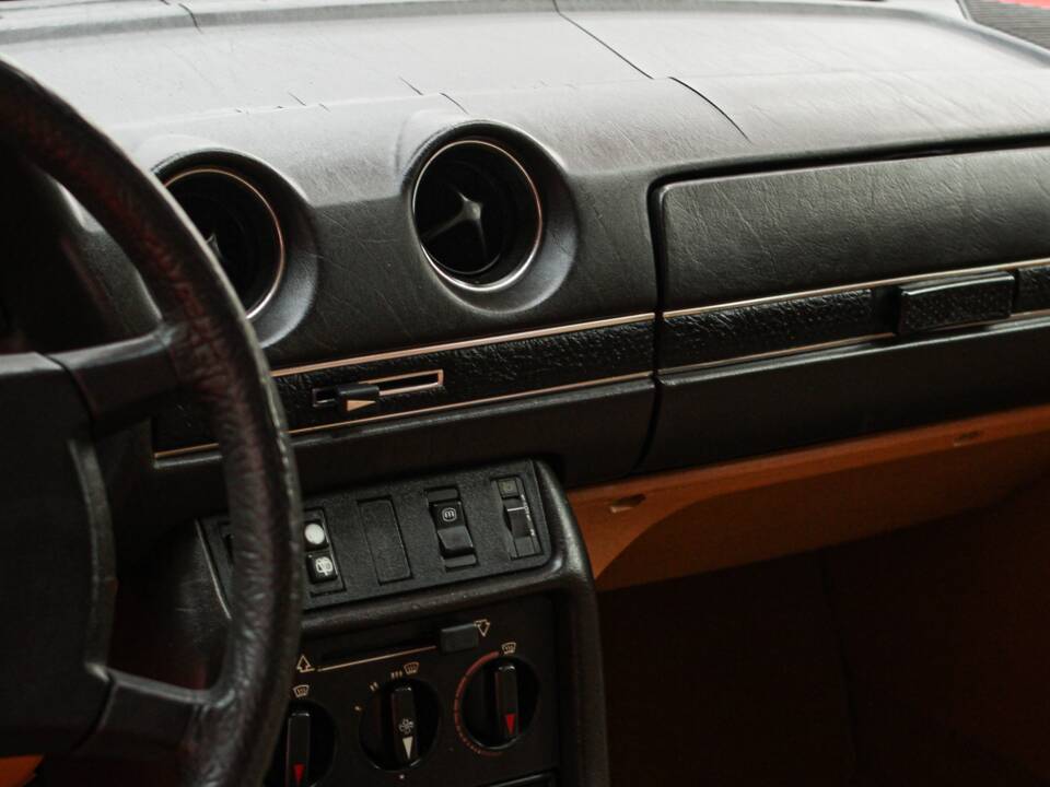 Bild 24/54 von Mercedes-Benz 250 T (1979)