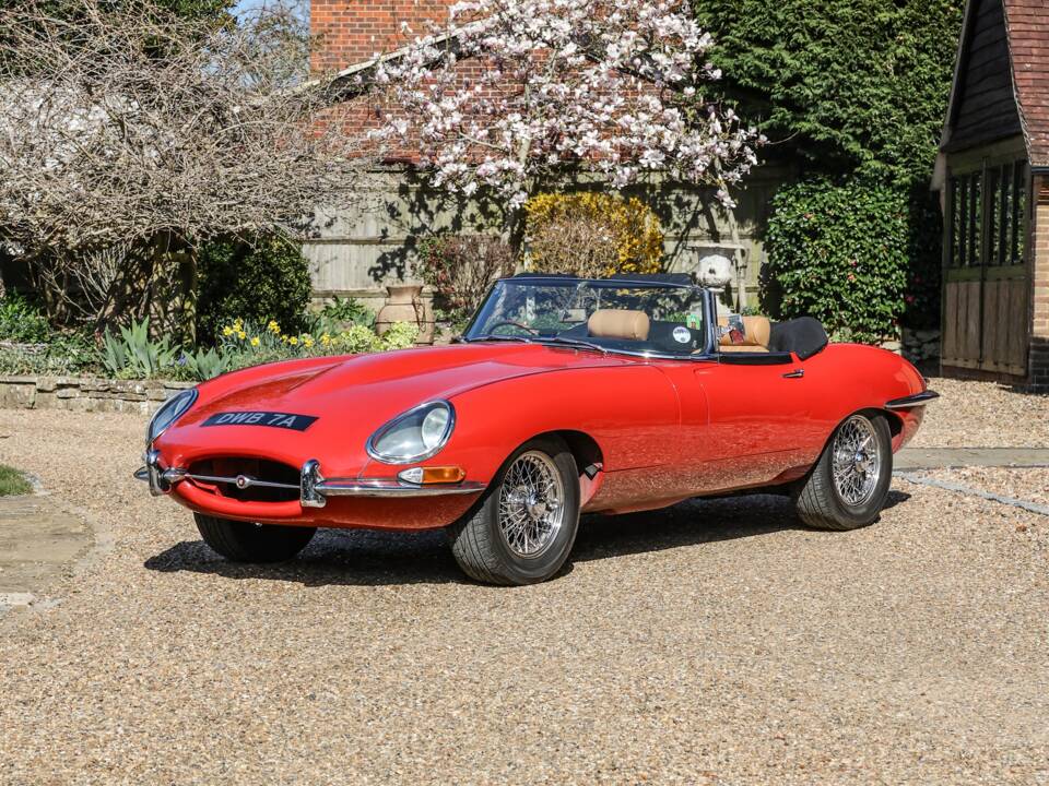 Image 14/41 de Jaguar E-Type (1968)