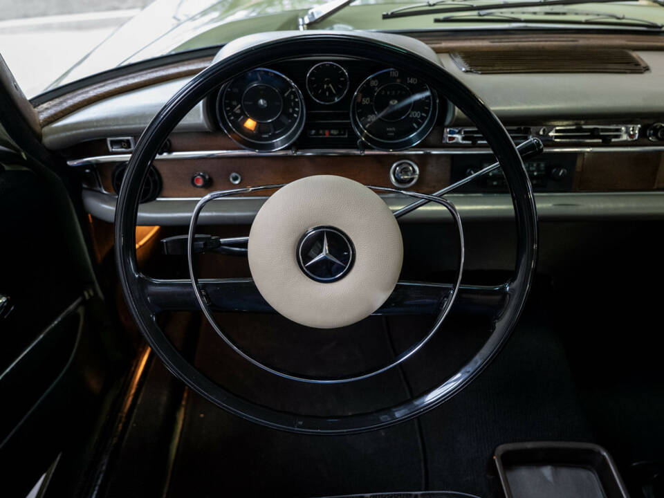 Image 9/29 de Mercedes-Benz 250 S (1967)