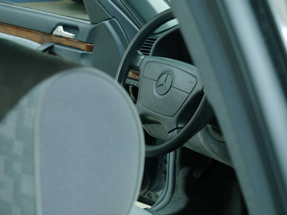 Bild 34/50 von Mercedes-Benz 300 SE (1992)
