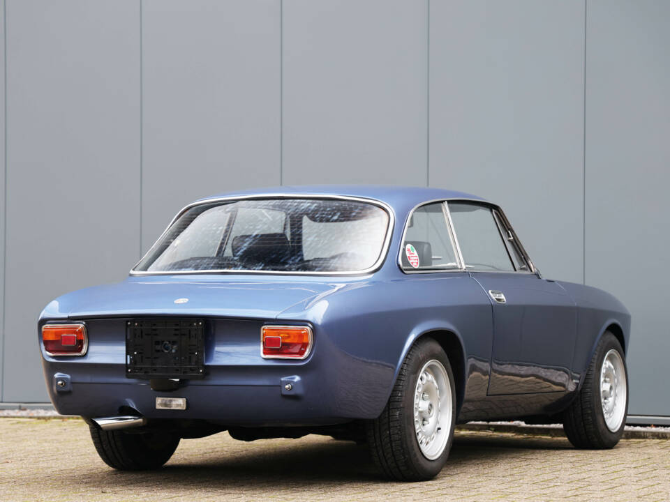 Immagine 35/48 di Alfa Romeo Giulia GT 1300 Junior (1975)