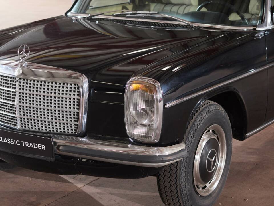 Image 44/64 of Mercedes-Benz 230/6 LWB (1976)