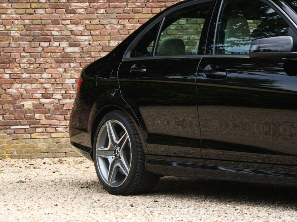 Image 30/50 of Mercedes-Benz C 63 AMG (2012)