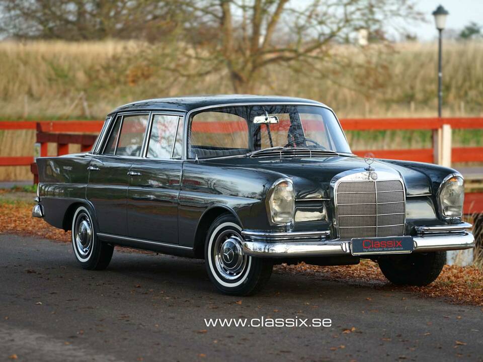 Image 7/24 of Mercedes-Benz 220 S b (1965)
