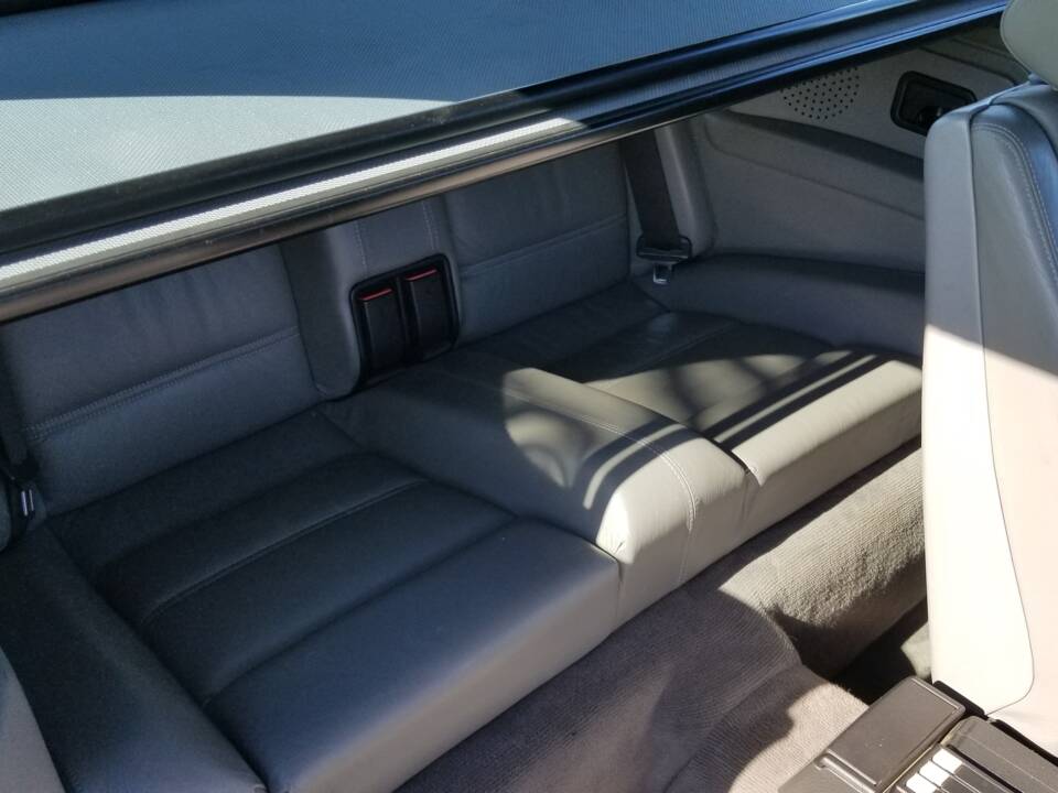 Bild 14/19 von BMW 318i (1992)