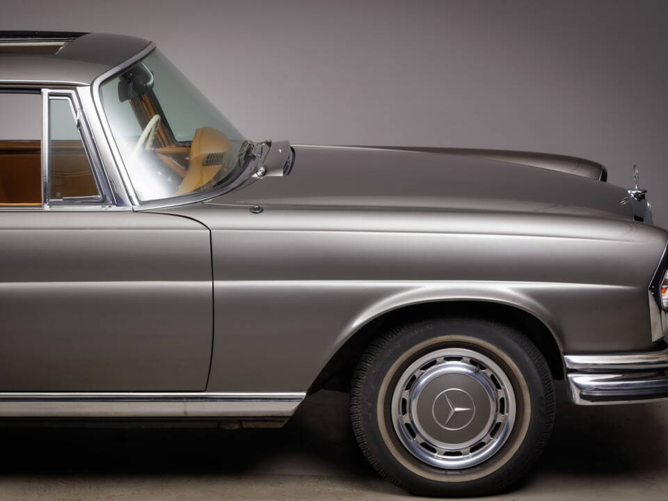 Image 8/46 de Mercedes-Benz 280 SE 3,5 (1971)